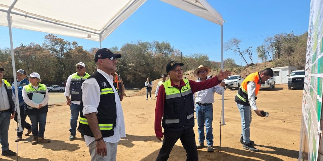 Jesús Esteva Medina, titular de la SICT, a la izquierda, supervisa obras de la carretera Pochutla-Huatulco.