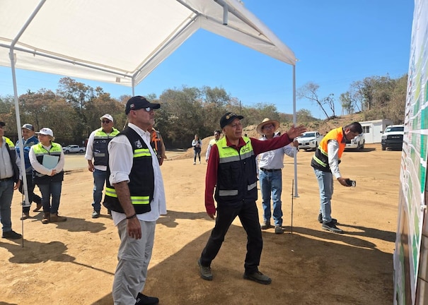 Jesús Esteva Medina, titular de la SICT, a la izquierda, supervisa obras de la carretera Pochutla-Huatulco.