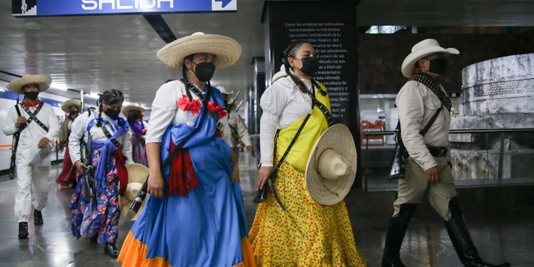Desde muy temprano, las Adelitas se alistaron para participar en el desfile conmemorativo de la Revolución Mexicana.