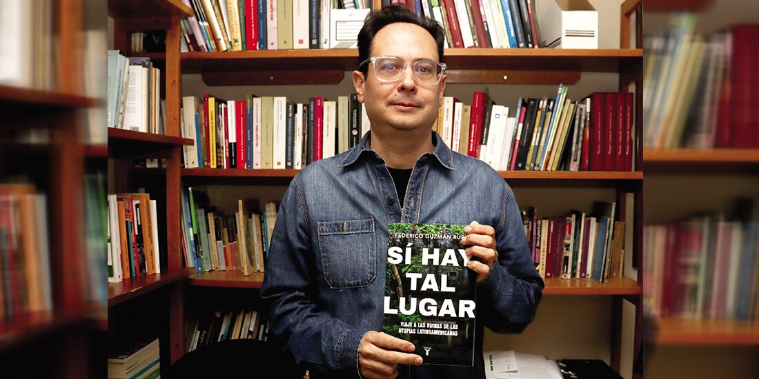 El ensayista posa con su más reciente libro