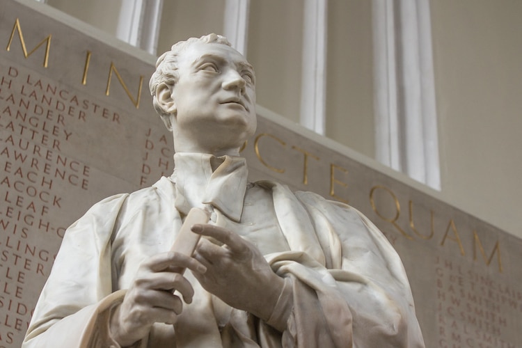 Una escultura de Isaac Newton, en el Trinity College, de Cambridge.