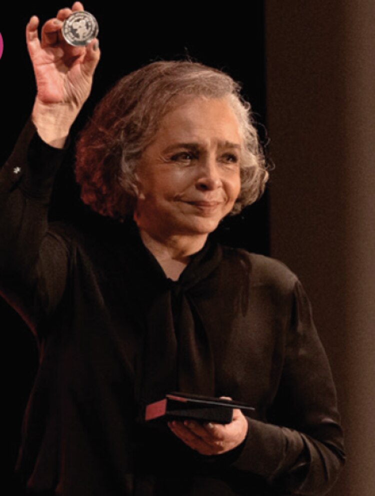 La actriz sujeta la medalla especial de la Filmoteca.