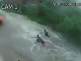 VIDEO: En Ecatepec, corriente de agua arrastra a dos hombres