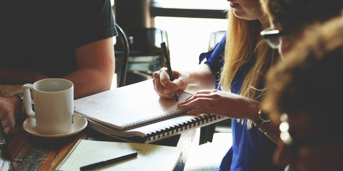 Si la solicitud de Financiamiento Emergente 2021 para Microempresas es aprobada, tanto la persona solicitante del crédito como su obligado solidario deberán firmar un contrato con FONDESO