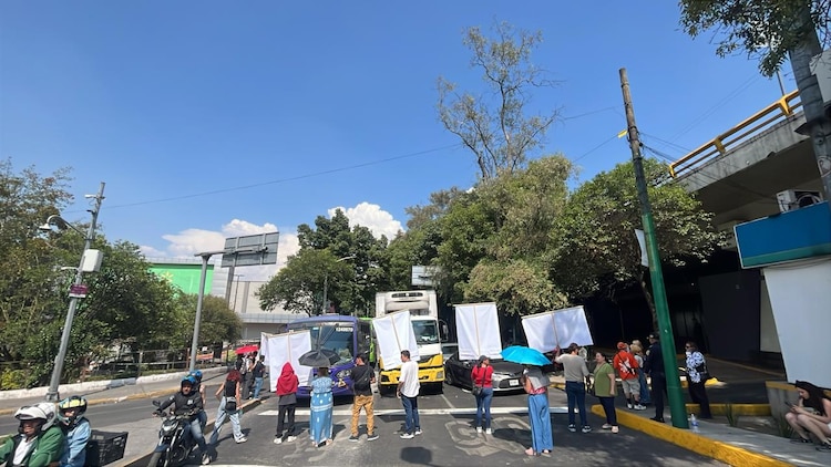 Bloquean avenida Río Churubusco por la desaparición de adolescente Marilin Jolette.