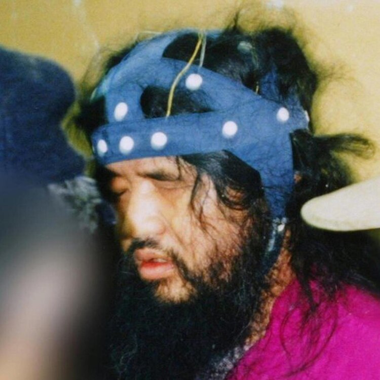 Shoko Asahara, fundador de la secta Aum Shinrikyo momentos antes de ser ejecutado