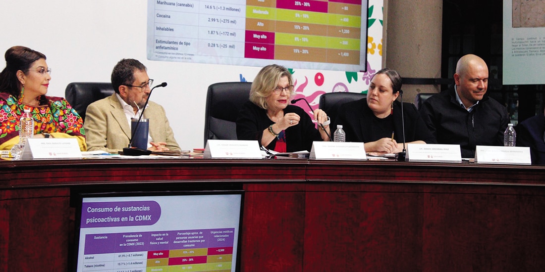 Clara Brugada y parte de su gabinete, durante una conferencia, ayer.