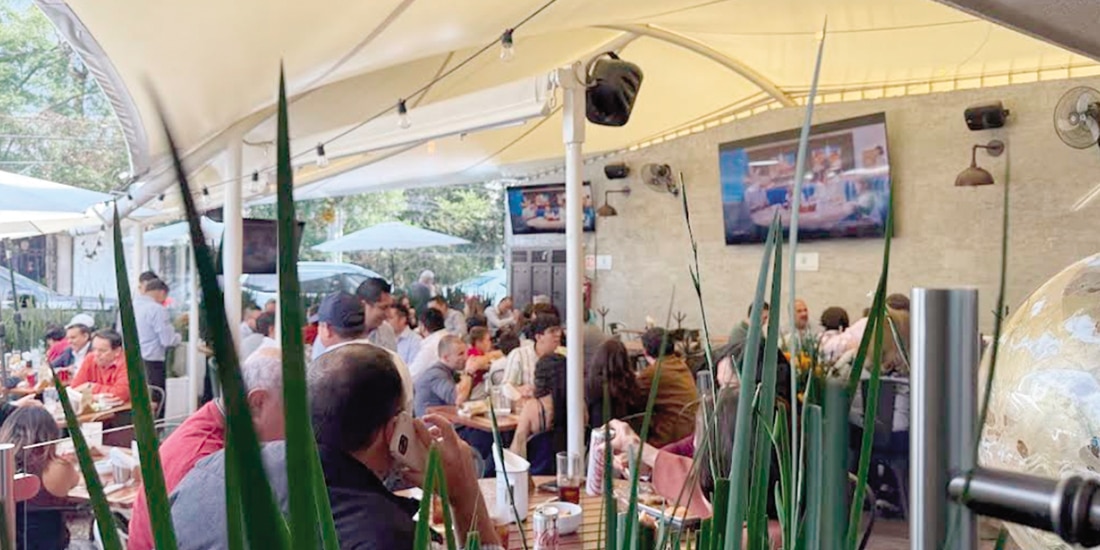 Comensales disfrutan de sus alimentos en el restaurante Niza Pedregal, hace una semana.