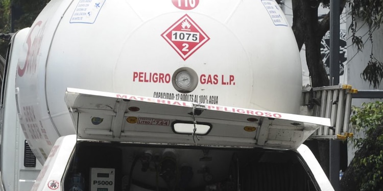 Un pipa repartidora de gas LP