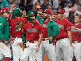 Jugadores de México celebran su triunfo sobre Puerto Rico en los cuartos de final del Clásico Mundial de Beisbol.