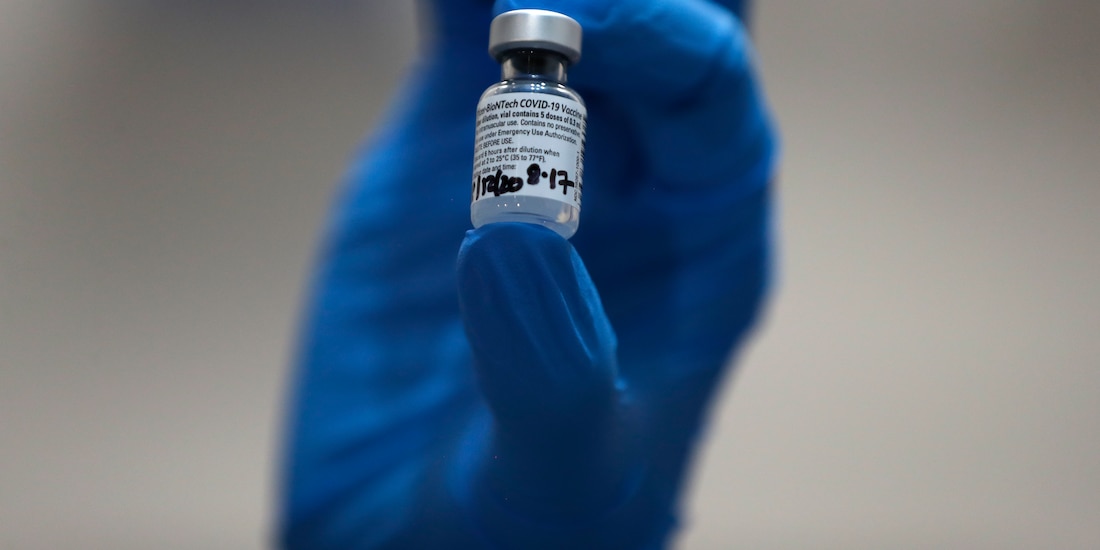 Una enfermera sostiene un vial de la vacuna contra el COVID-19 de Pfizer-BioNTech.