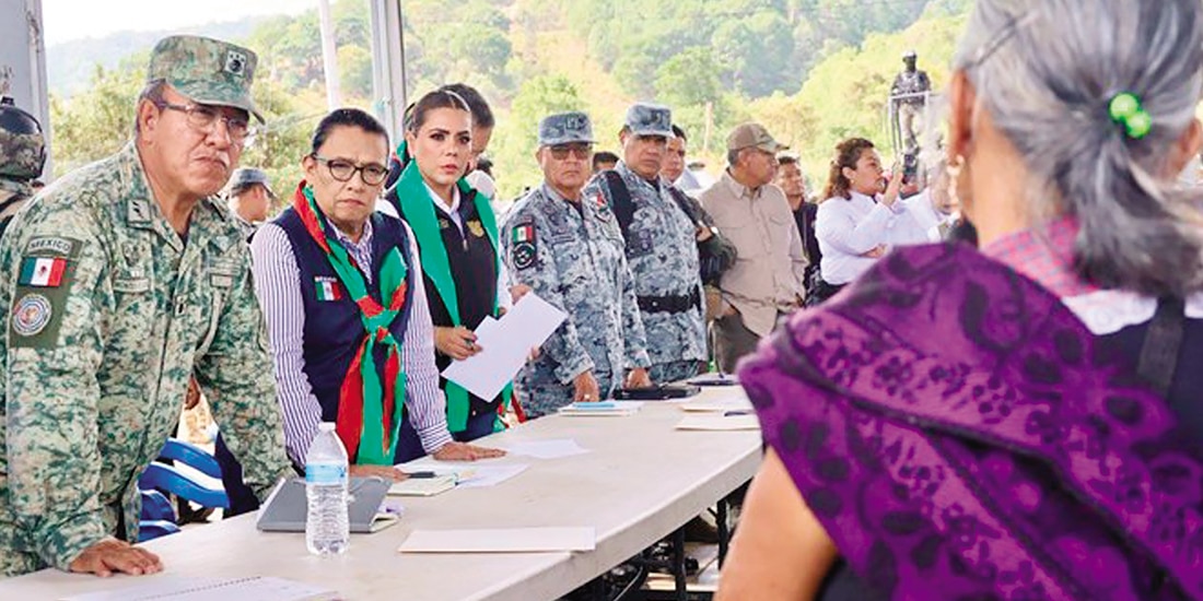 Rosa Icela Rodríguez y Evelyn Salgado, ayer, en diálogo con habitantes de la zona.