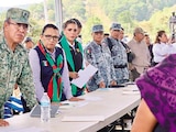 Rosa Icela Rodríguez y Evelyn Salgado, ayer, en diálogo con habitantes de la zona.