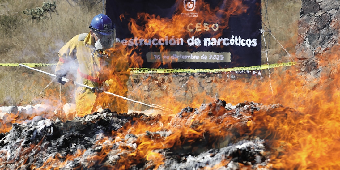 Personal de la Fiscalía capitalina, ayer, al incinerar narcóticos.