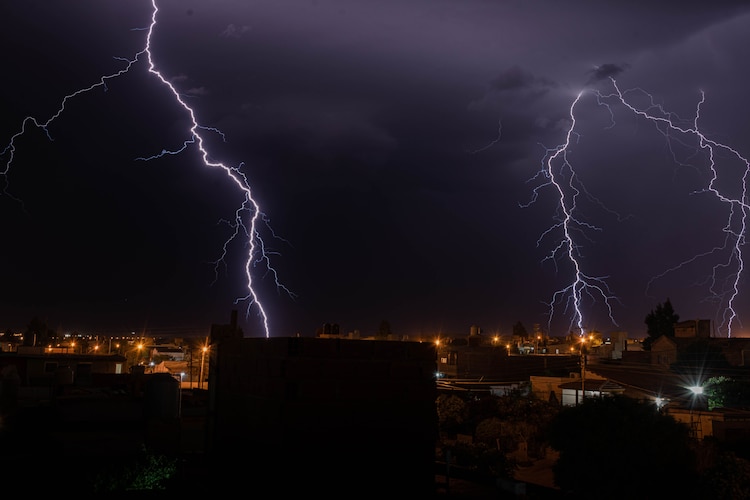 Tormenta eléctrica en imagen de archivo