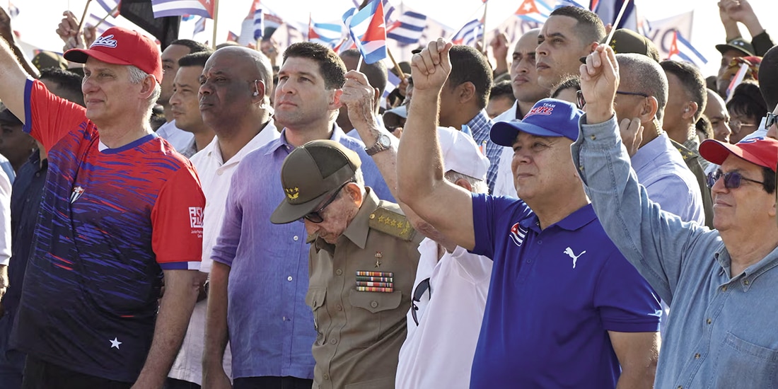 El expresidente cubano Raúl Castro (centro), en La Habana, Cuba, el 1 de mayo.