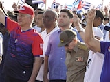 El expresidente cubano Raúl Castro (centro), en La Habana, Cuba, el 1 de mayo.