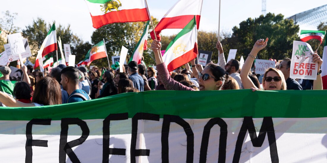 Ciudadanos en EU protestan contra la represión en Irán el pasado fin de semana.