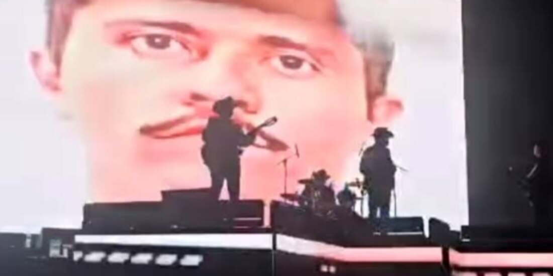 El grupo Los Alegres del Barranco, al desplegar una imagen de El Mencho el 29 de marzo en Zapopan, Jalisco.