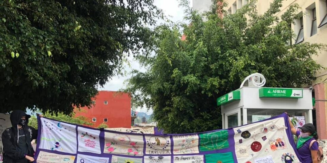 Feministas protestan en la sede de Derechos Humanos de Acapulco.