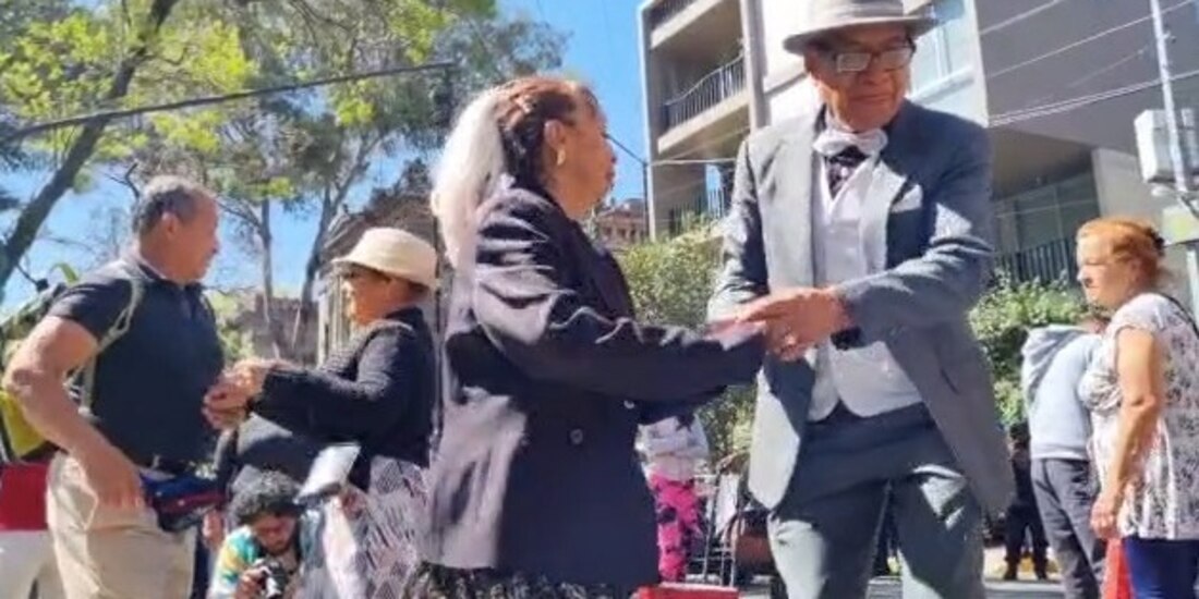 Con música y baile, adultos mayores se manifiestan en el Quiosco Morisco para exigir les permitan seguir reuniéndose para bailar como lo hacen desde hace 12 años