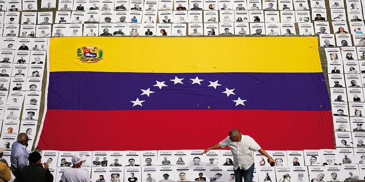 Estudiantes colocan fotos de personas que consideran presos políticos en la Universidad Central de Venezuela en Caracas, Venezuela, el martes 13 de enero.