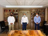 El gobernador Héctor Astudillo, acompañado de Faysal Rodríguez y Julián Urióstegui Carbajal.