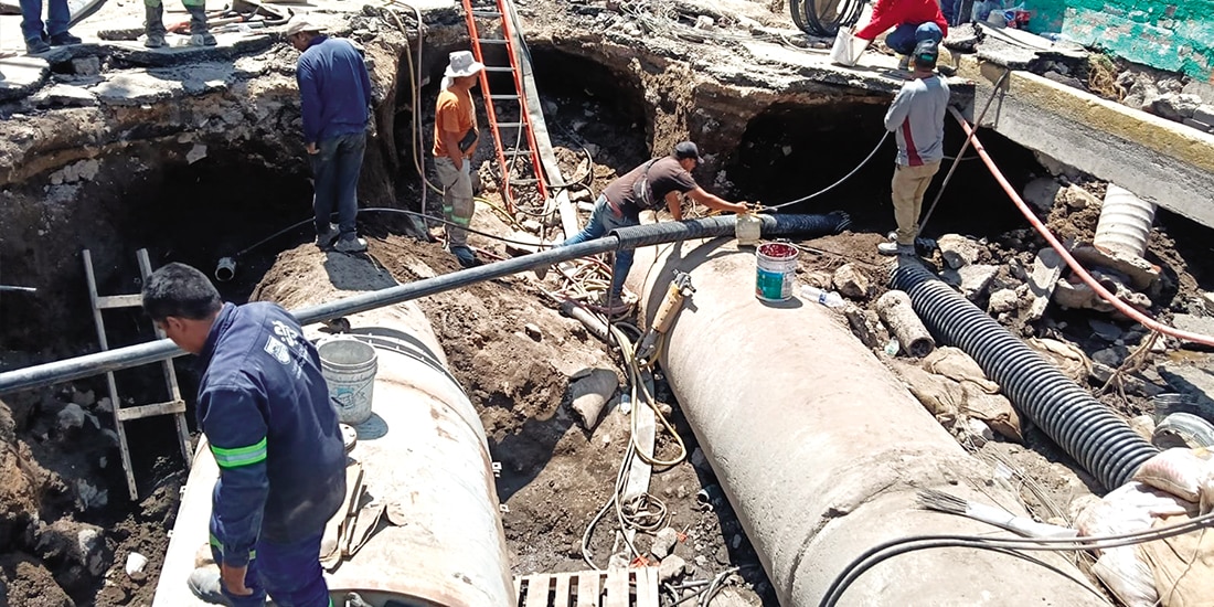 TRABAJADORES (foto) arreglan una tubería dañada en Iztapalapa, en mayo pasado