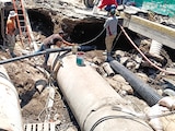 TRABAJADORES (foto) arreglan una tubería dañada en Iztapalapa, en mayo pasado