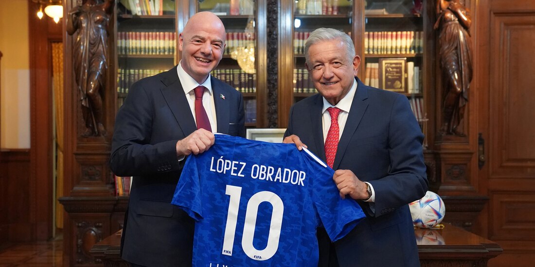 Gianni Infantino y Andrés Manuel López Obrador después de su reunión en Palacio Nacional.