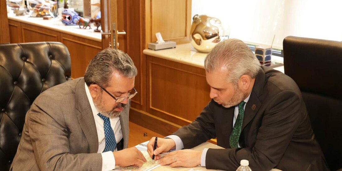 El titular de la SICT y el gobernador de Michoacán.