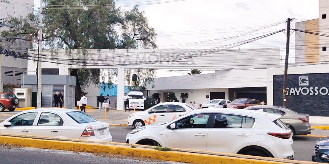 ASPECTO de la funeraria donde fueron velados ayer el tecladista
y su familia.