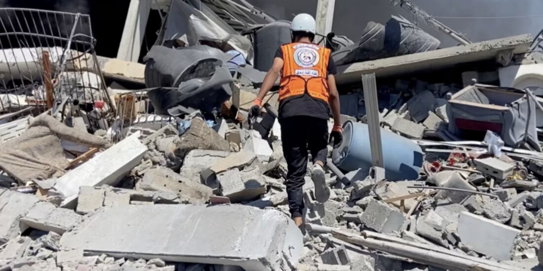 Ruinas de una casa, tras los ataques israelíes, ayer, al norte de la Franja.