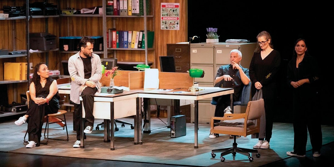 MONTAJE teatral, Parásitos. La imprevista mutación de los espacios.