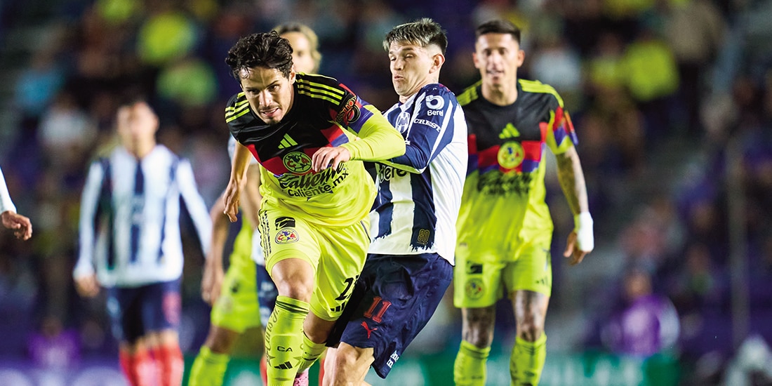 VEIGA y Orellano pelean el balón en el partido del torneo pasado.