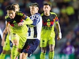 VEIGA y Orellano pelean el balón en el partido del torneo pasado.