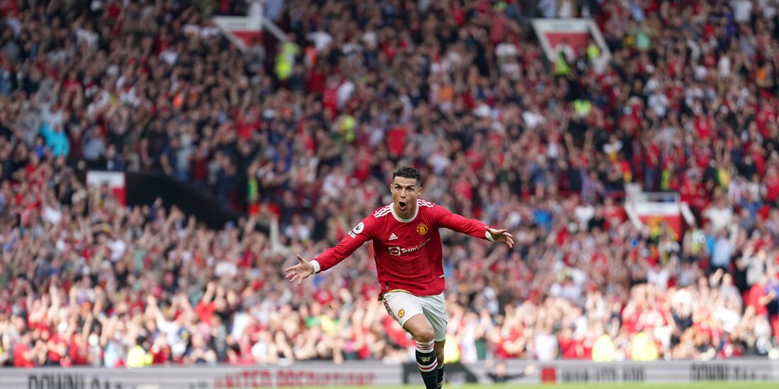 Cristiano Ronaldo celebra su tercer gol con el Manchester United ante el Norwich City en la Premier League.