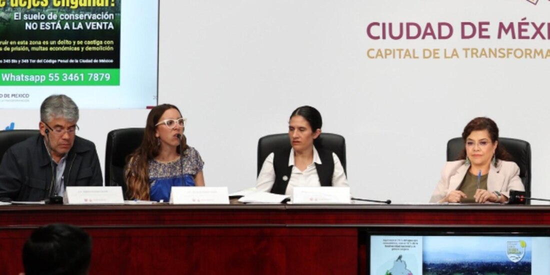 Clara Brugada, al encabezar la conferencia sobre las acciones de protección del suelo verde, ayer.