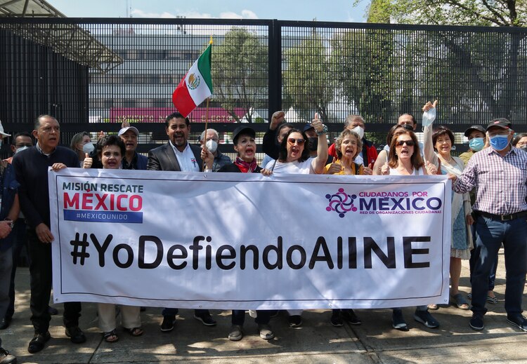 Personas se manifestaron a favor del INE, ayer, en la CDMX.