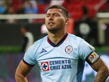 Juan Escobar se lamenta durante un partido de Cruz Azul en la Liga MX.