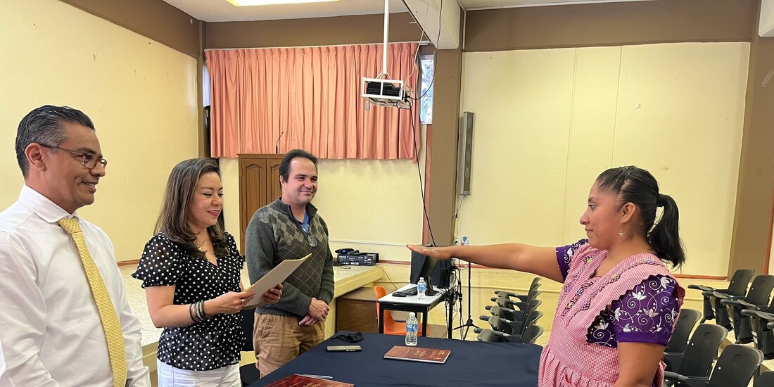 Mujer consigue título universitario con tesis escrita en náhuatl.