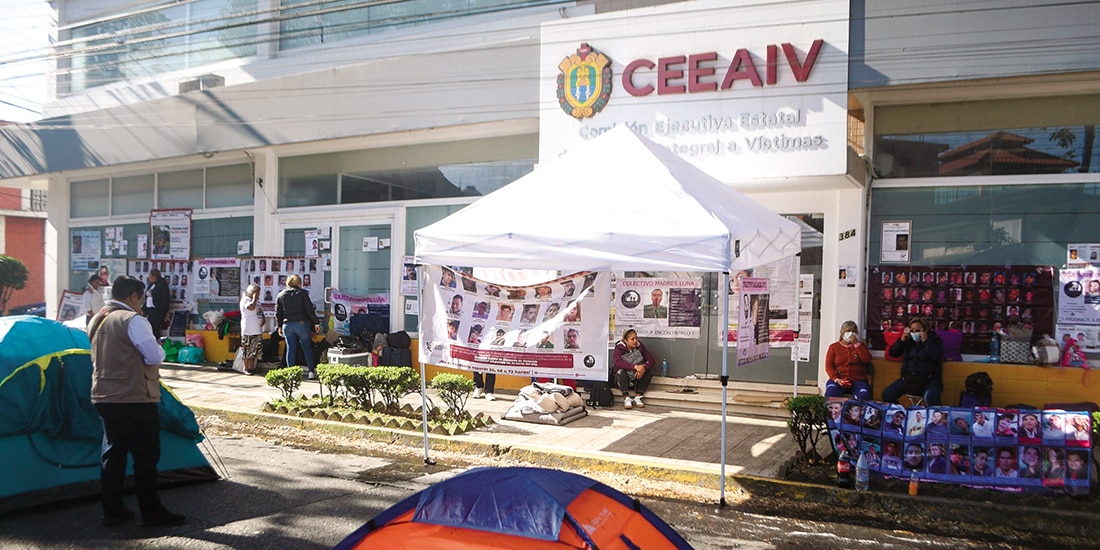 COLECTIVOS de búsqueda de desaparecidos exigieron la destitución de Namiko Matzumoto, titular de la Comisión Ejecutiva Estatal de
Atención a Víctimas, por cortarles el acceso a los recursos para realizar su labor, el 3 de marzo, en Xalapa, Veracruz.