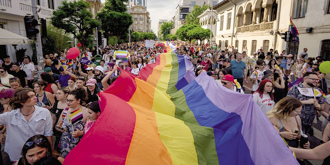 Personas portan una bandera del arcoíris en Bucarest el 7 de junio de 2025.