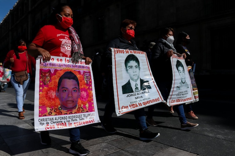 Manifestantes por el caso Ayotzinapa.