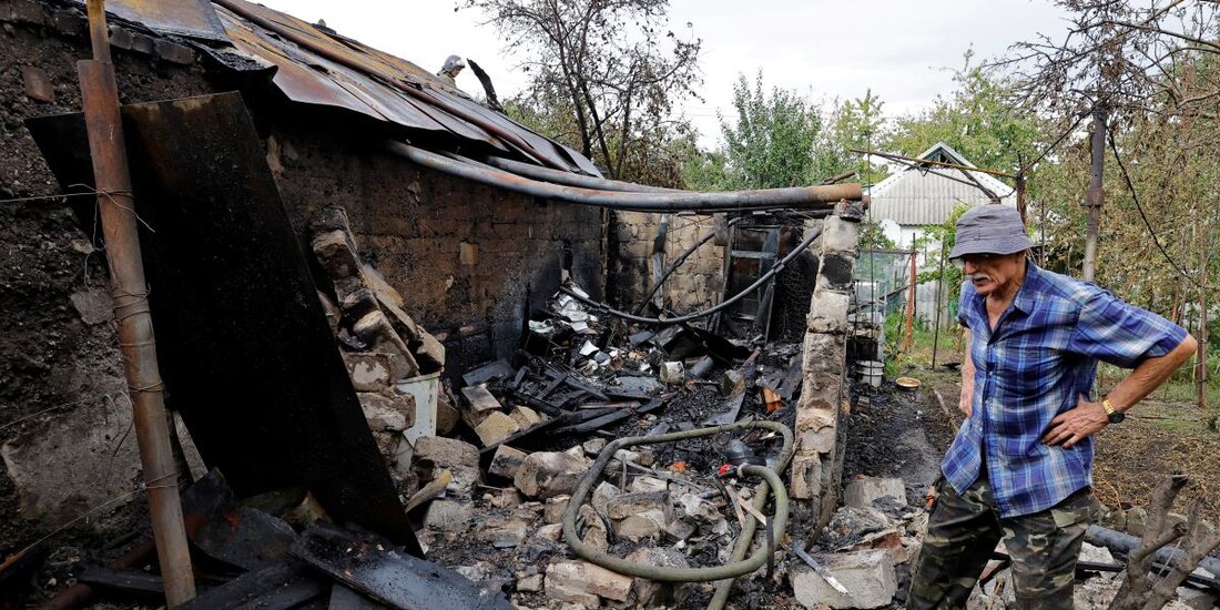 Vladislav Driga, residente local de 75 años, junto a las ruinas de su dependencia destruida por los recientes bombardeos en el curso del conflicto entre Rusia y Ucrania en Donetsk, Ucrania controlada por Rusia.