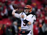 El quarterback de los Bengals de Cincinnati Joe Burrow lanza un pase en el juego pro el campeonato de la Conferencia Americana ante los Chiefs de Kansas City. El martes 25 de abril del 2023, los Bengals ejercen la opción de quinto año de Burrow.
