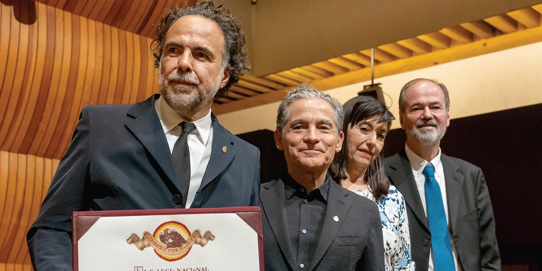EL CINEASTA mexicano, ayer, posa con su diploma junto a miembros del Colnal