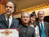 EL CINEASTA mexicano, ayer, posa con su diploma junto a miembros del Colnal