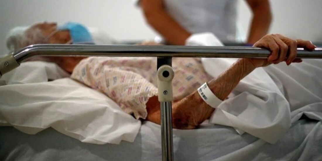 Policía somete en un asilo con arma paralizante a una mujer de 95 años, que tenía un episodio de demencia y le causa una fractura.