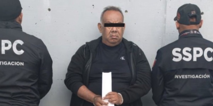 Cae en el AICM Mauro Rivera